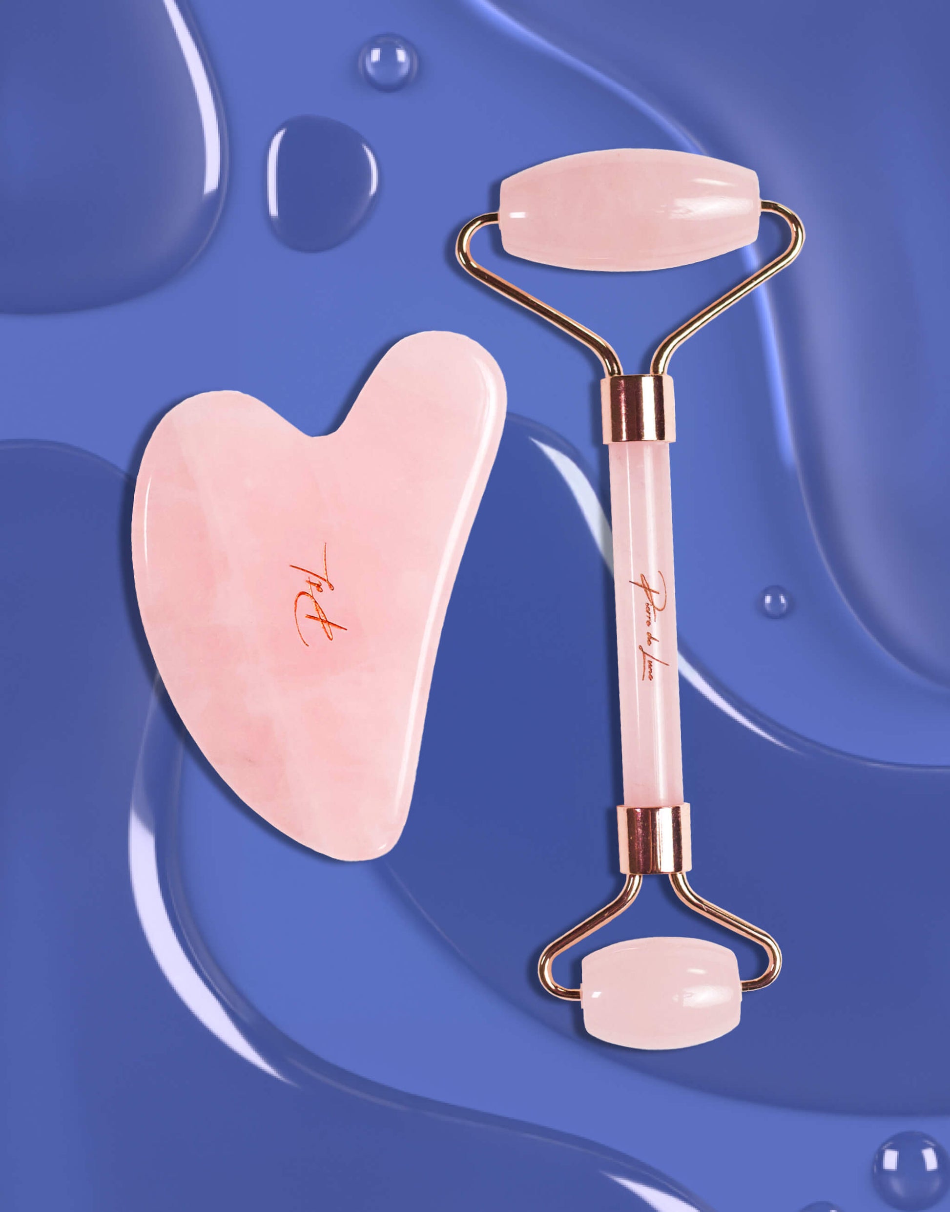 Gua sha et roller en quartz rose naturel, présentés sur un fond bleu avec des gouttes d'eau, mettant en avant leur élégance et qualité.